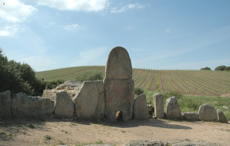 Arzachena, tomba di giganti di Coddu Vecchiu - da Sardegna Digital Library