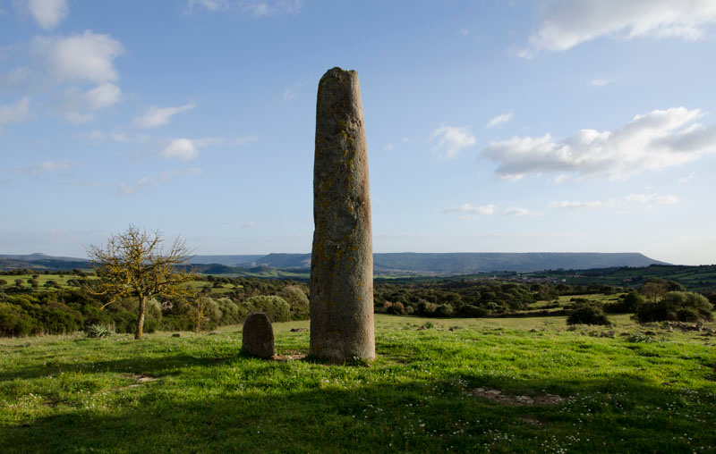 Villa Sant'Antonio, Necropoli di Is Forrus e menhir di Monte Corru Tundu